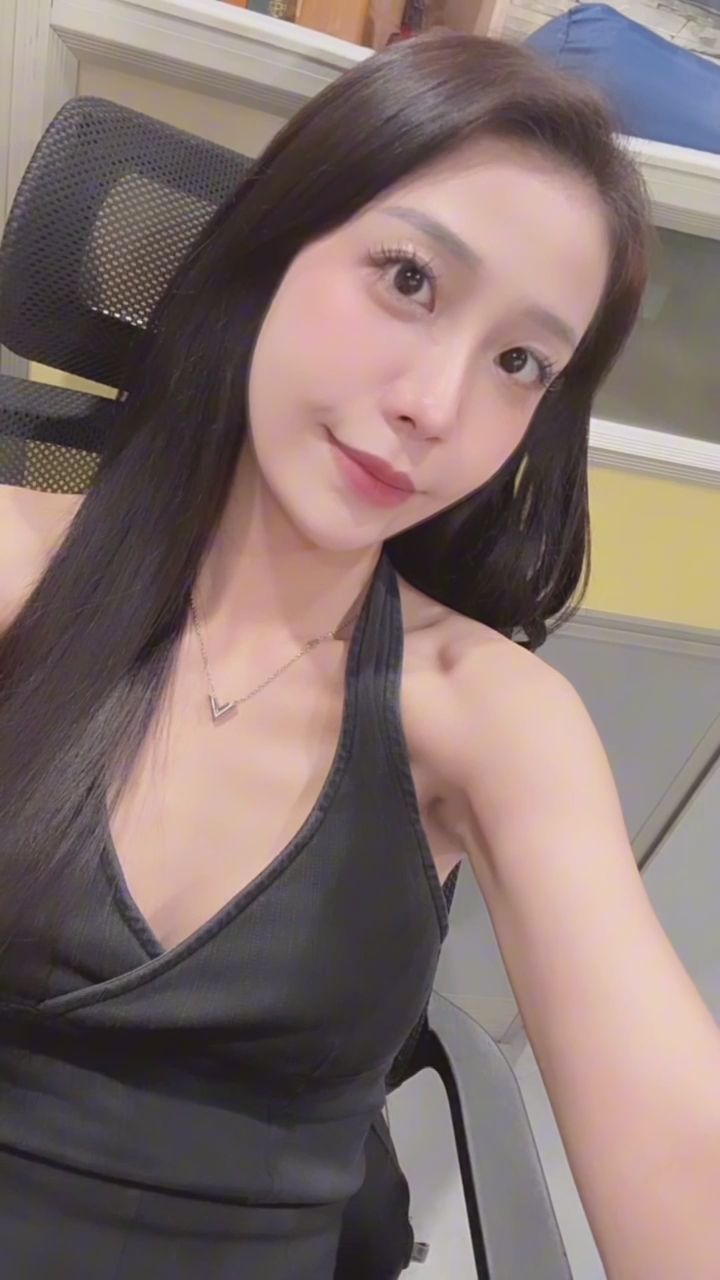 ann891107 : 聽說這裡可以約會❤️
有誰要一起逛街的~陪我🤣
#露臉 #約會 #sexy #性感 #生活 #騷 #巨乳 #大奶🔥 #私訊