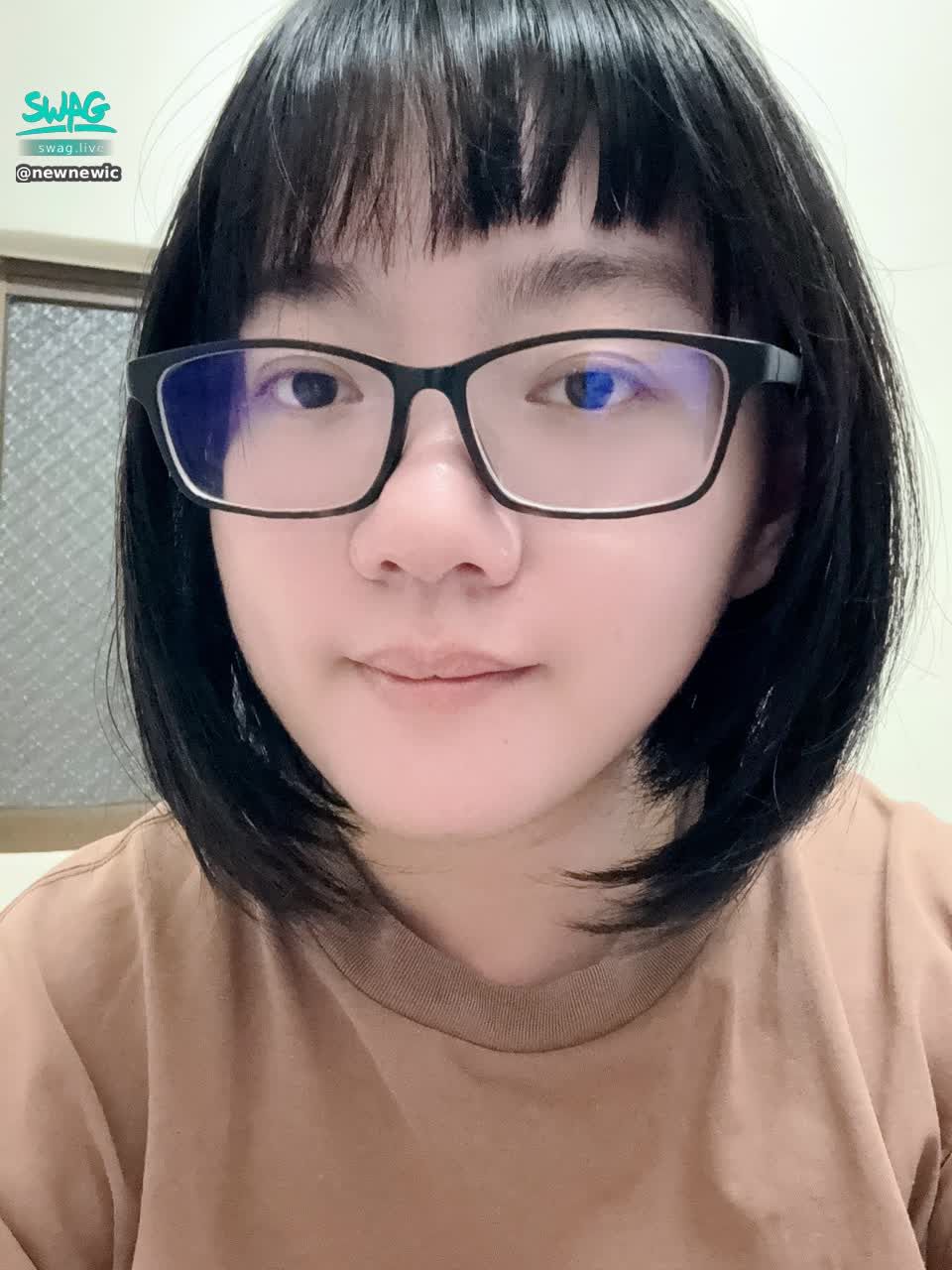 newnewic : 偶爾戴上眼鏡也有了知性美✨
不知道有沒有人是眼鏡控呢？

#新人 #生活 #眼鏡控 #露臉