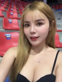 vicki4929 : 猜猜我在哪兒工作呢？😛🤫