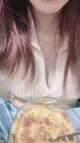 lovemeredith : 晚餐吃自己做的焗烤，你也想我餵你吃嗎？吃奶還是吃麵呢？