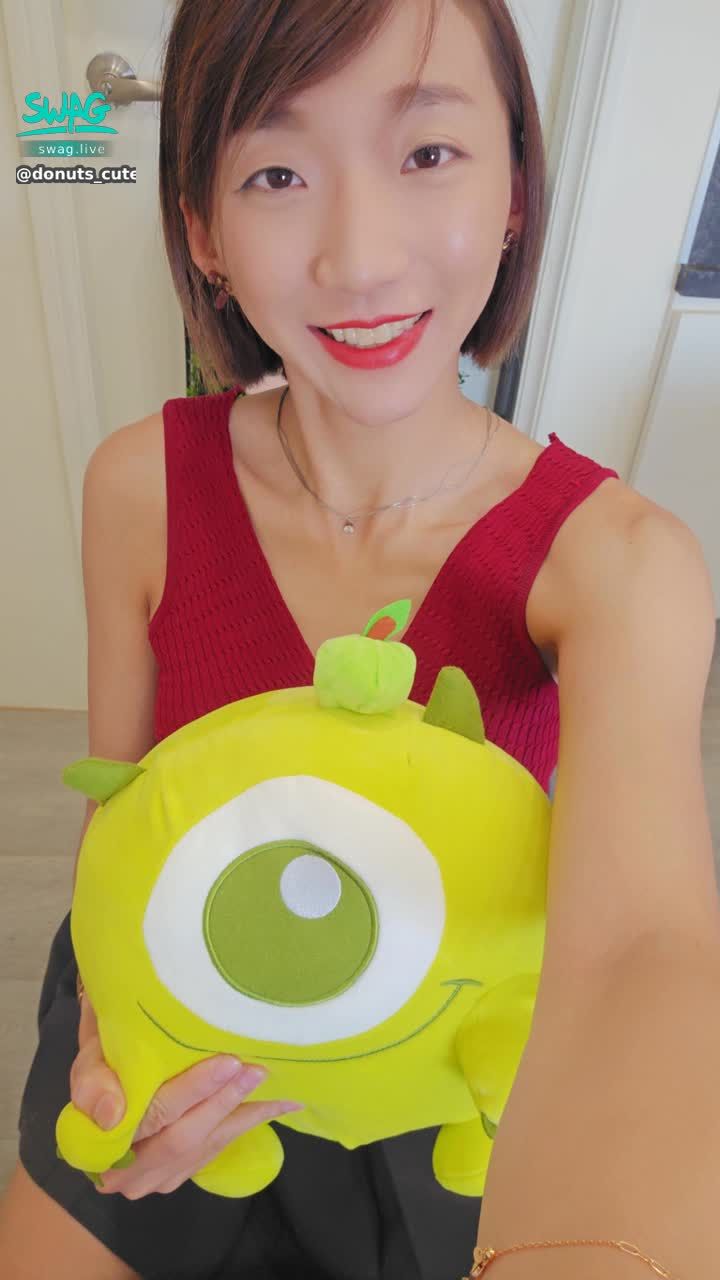 donuts_cute : 大家我今天下午晚上都會直播喔！今天跟大眼仔一起～你是想抱他還是抱抱我呢🫣