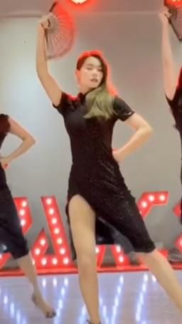 mee900 : 高跟鞋👠扇子舞爱了吗🥰#高跟鞋 #sexy #長腿 #旗袍 #舞蹈