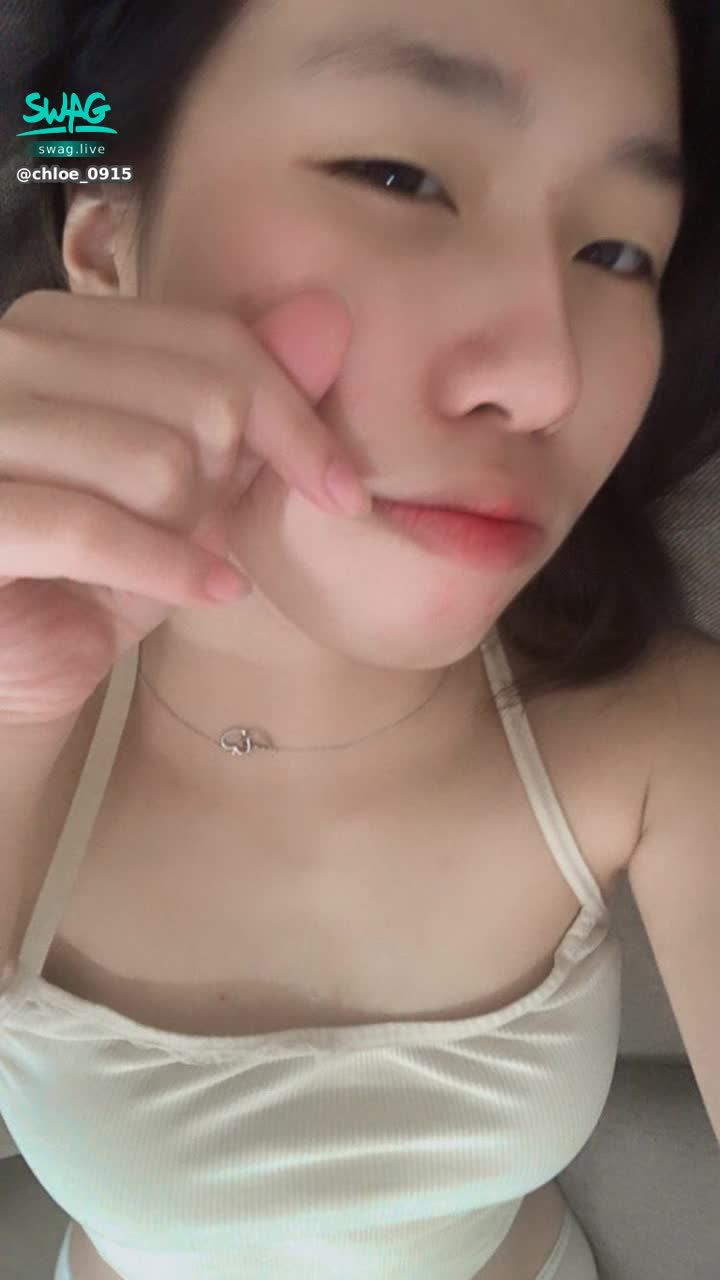 chloe_0915 : 天氣又回溫了~穿少一點出門怎麼就一直被看🫣我又沒奶哈哈~但還是有人愛我的對吧😘 #sexy #性感 #生活 #露臉 #可愛 #貧乳