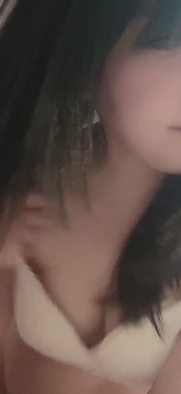 bunny0629bh. : 這樣夠騷嗎😘每天這樣在家等你下班：）想要我更騷私訊我🥰　#sexy #性感 #騷 #誘惑 #巨乳 #大奶🔥