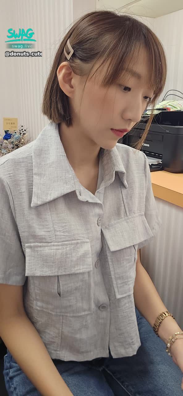 donuts_cute : 上班中，微素顏。要來陪我度過難熬的上班日嗎？一起聽歌在聽著我的聲音😘