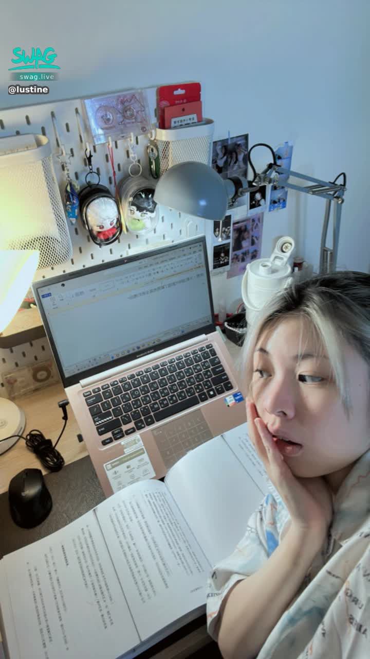 lustine : 米納桑！Babe週末有好好休息嗎～
春嬌晚上十點期待與週一的大家見面，掃清Monday blue吧💙