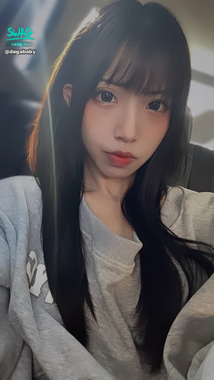 dagababy : 11/17（ㄧ）23:30 今晚釋出久違絲襪裝🤤想看我撕開的畫面嗎😈不要錯過晚上11:30的直播💓人數達200就開啟我的色色表演🤤💕