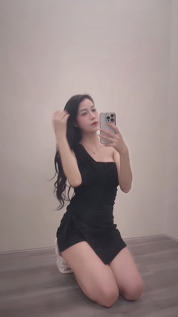 ann891107 : 聽說開播一定要事先通知🫣
11月7號 晚上8點30直播❤️❤️
記得來看我歐～
我會一個個點名！

#sexy #性感 #新人 #生活 #日常 #露臉 #大奶🔥 #長腿