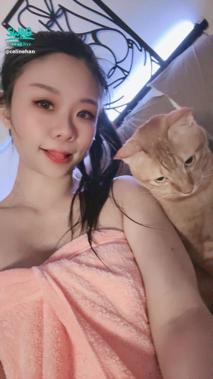 celinehan : 幸好直播的涵還是開開心心的涵🩷🩷🩷中午12點，如果有起來會播～ 沒有的話，就到晚上囉🫶🏻💝