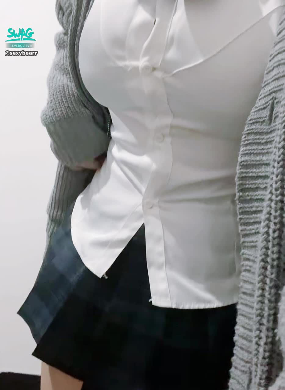 sexybearr : 今天真的太冷了誰來給我抱抱🫂🎁11顆紫黑鑽🉐襯衫無碼露點奶穴同框抽插大尺長片🥳🤍🤍🤍小白虎嫩穴配上巨乳是不是絕配Babe💝🥺