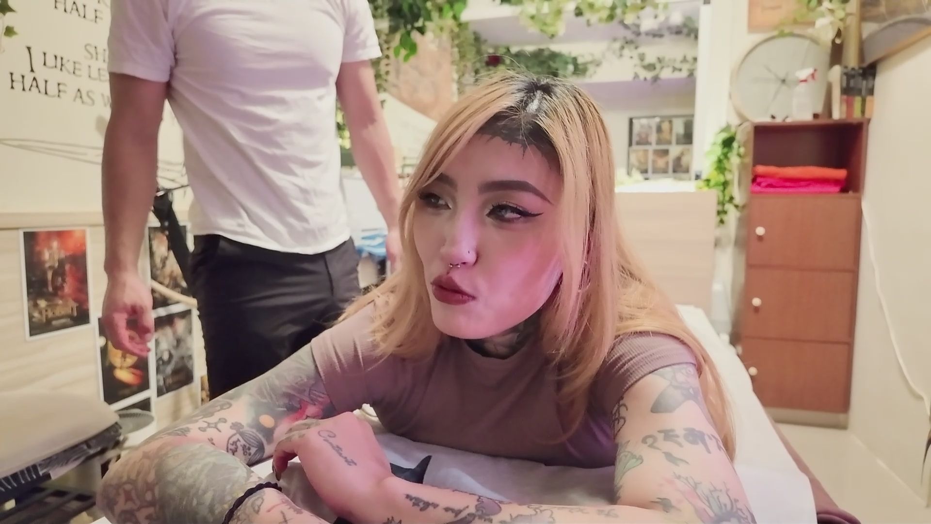 je__thedeath : 沒可能按摩按到脫褲子吧..