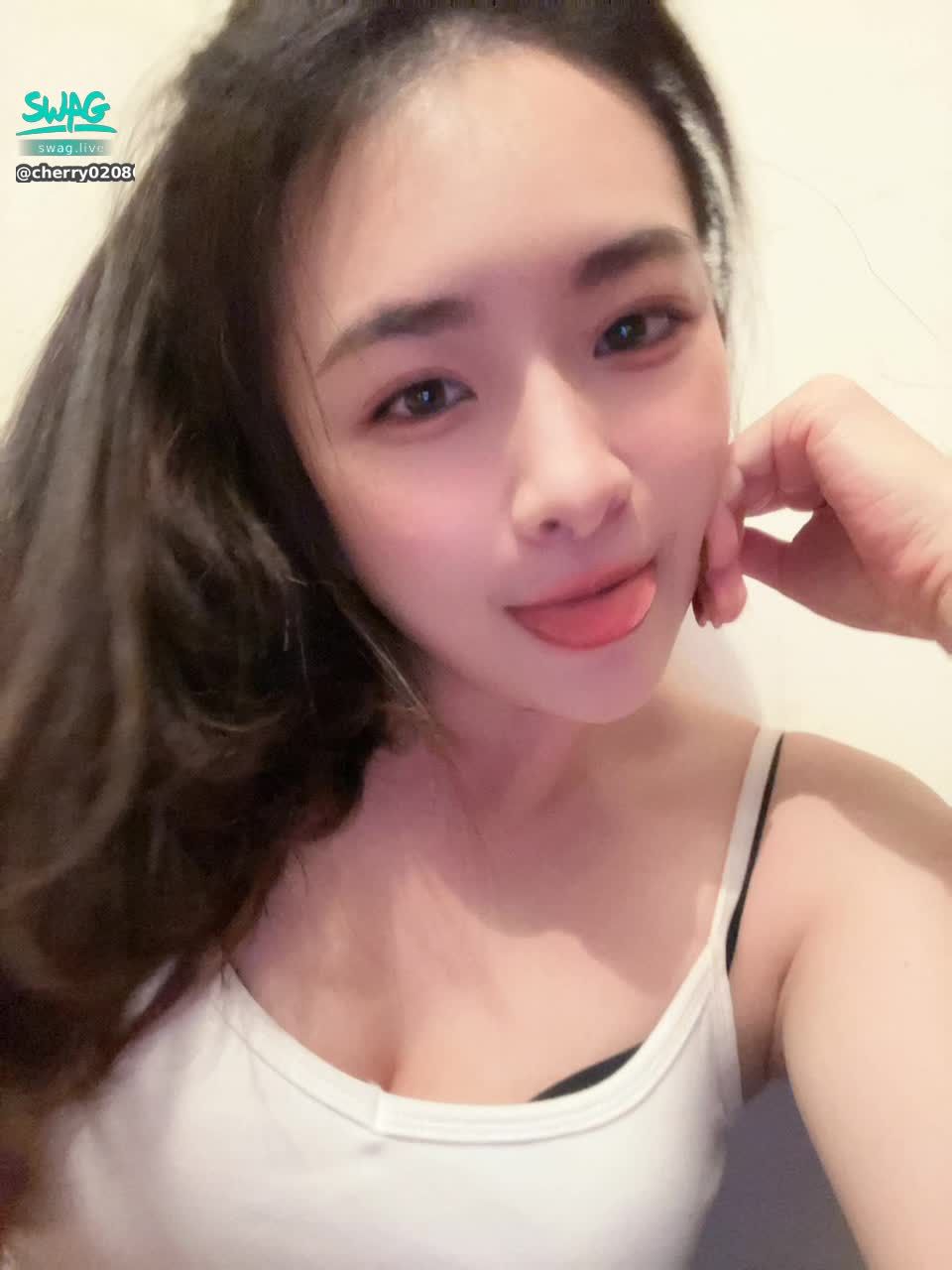 cherry020800 : 超級久沒開播了！今晚一定開🤣
11/19 (三) 21:00開播
如果我遲到可以私訊拿福利影片🫣

#私訊 #露臉 #奶 #sexy #性感 #生活 #日常