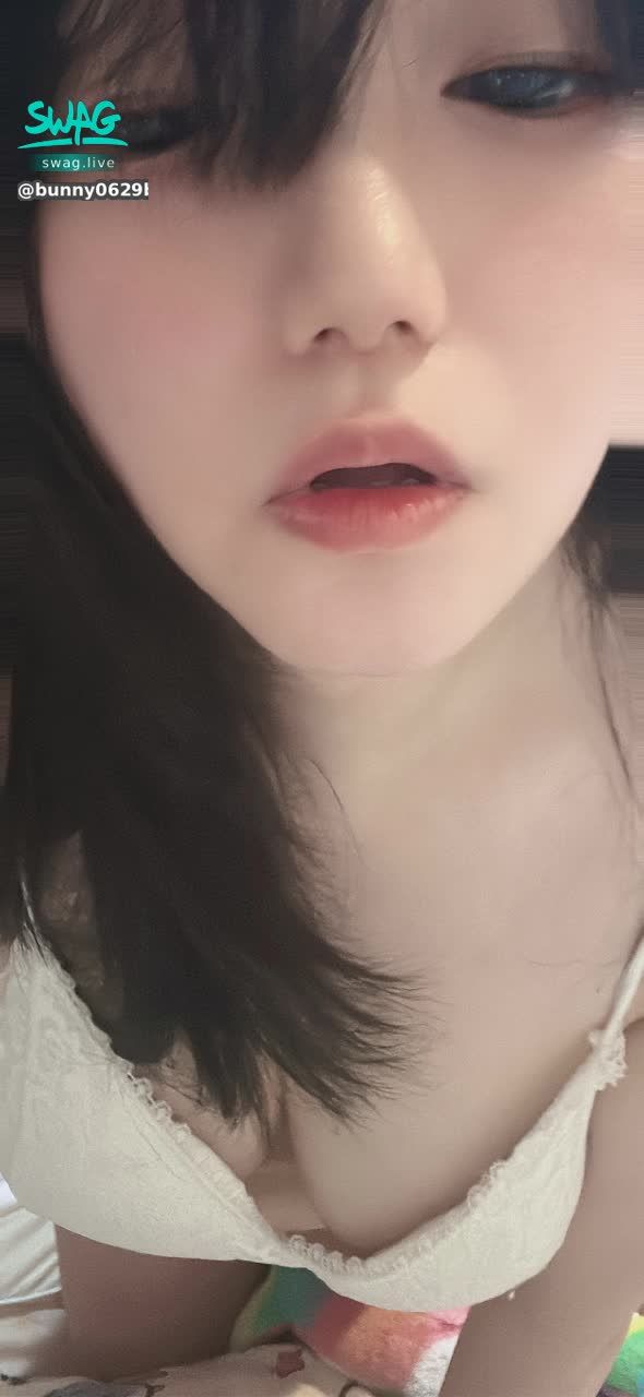 bunny0629bh. : 最近喜歡上白色純慾的內衣褲❤️這樣有成功吸引到你嗎？還是要脫掉才可以呢？　#內衣 #sexy #性感 #生活 #騷 #奶