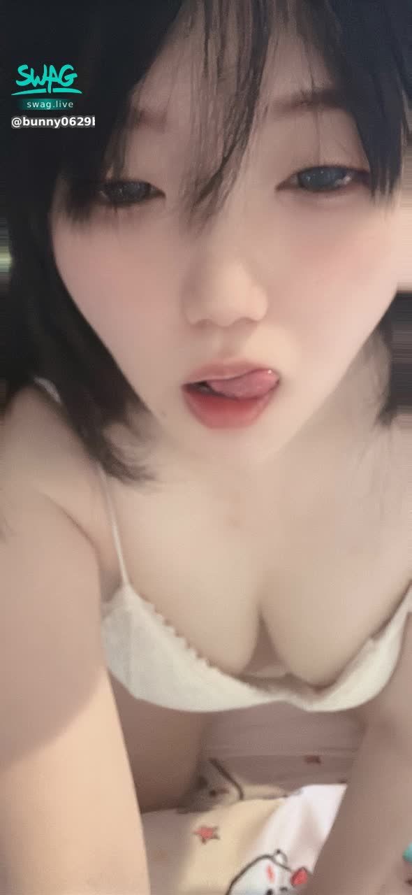 bunny0629bh. : 主人今晚幾點回家
我準備好禮物給你😈私訊我領取
#私訊 #露臉 #大奶🔥 #奶 #sexy #性感 #騷