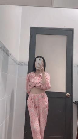 meely : “乡下女孩第一次踏入偶像圈。
你喜欢平胸、毛多的女孩吗？
如果喜欢的话，那我就是你的目标哦 🤭” 别犹豫给我发消息，我会帮你释放所有的压力。