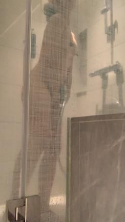 elsababy : 鮮嫩鮑魚也要沖洗🚿乾淨😜😜等等要你想吸到吱吱叫😈😈