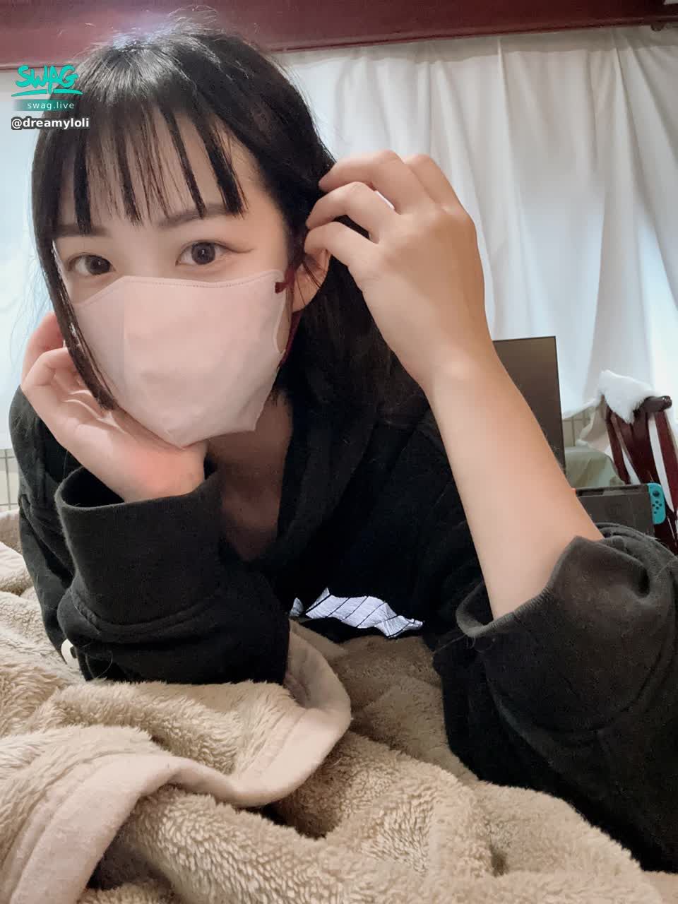 dreamyloli : 看蘿莉趴著的奶子👅