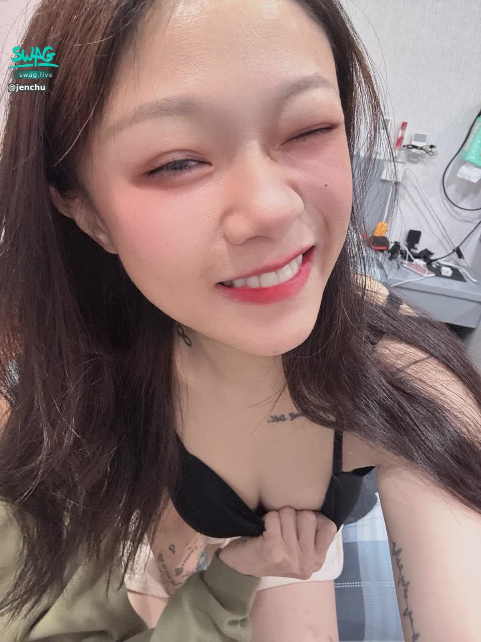 jenchu : 是誰的手在抓我的內衣呀🫣差點被扯壞😈 #內衣 #露臉 #甜美 #誘惑 #sexy #性感 #騷