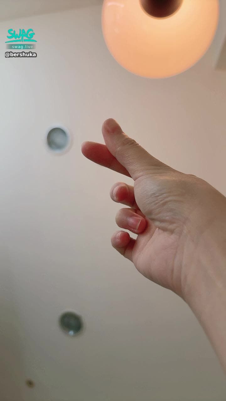 bershuka : 你們最喜歡看的噴水限時動態，只剩下最後半小時多就要下線了囉‼️想收藏的哥哥趕快先解起來吧‼️🩷