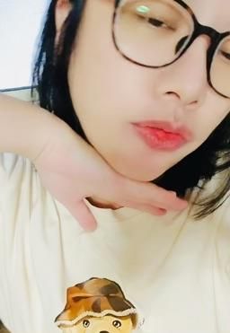 lelelina : 很正常很正常的日常拍❤️❤️跟著音樂露露臉🤣🤣🤣

#樂樂#日常#露臉#