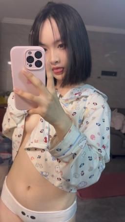 qweee12121 : 學生露週末對鏡騷騷 特寫濕漉漉小小嫩穴～🥵🥵