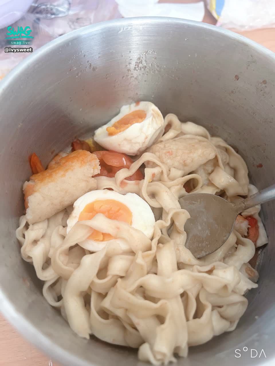 ivysweet : 隨便掉進鍋裡😂👌🏻就當一餐🙈
🍜🍤🍥💗今天與你的愛心午餐