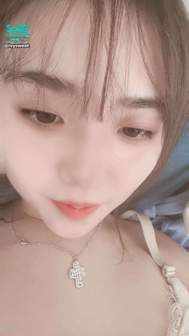 ivysweet : 雪落下的瞬間，世界變得溫柔。
願你的十二月有光🩷我們🖤有熱、有值得期待的小事。
聖誕快樂💖