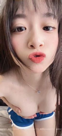 lolixninax : 揉奶騷臉誘惑😈誰受得了BabeBabe