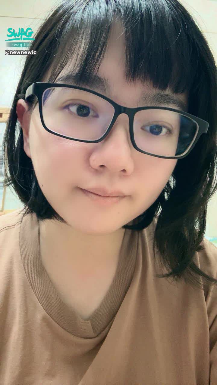 newnewic : 今天來點新的髮型
原本不是自然捲突然變成自然捲了✨
哥哥們覺得好看嗎？