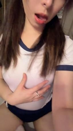 sexylinli : 🩵🤍哥哥！月月快走了
（明天開播時間晚上12:00