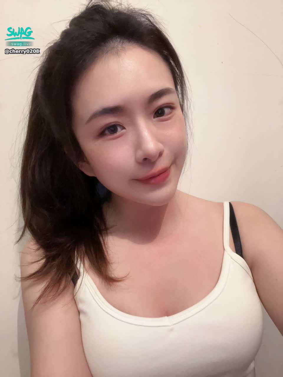 cherry020800 : 如果有想跟我說悄悄話的❤️可以找我預約一對一直播呦～或是想要我做一些特別的表演😈 #性感 #SEXY #露臉 #甜美 #可愛 #奶