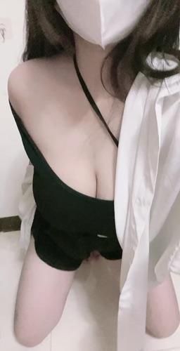 sexybearr : 新粉限定😙背心掀起來了!!乳暈外露>\\<粉粉嫩嫩 南半球好色ㄡ😳🤍還有小短腿