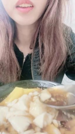 lovemeredith : 去銀行辦完事，口很渴，吃三色布丁豆花。跟我皮膚一樣滑嫩，你想摸我嗎？