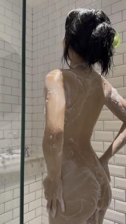 gremory_ : 我真想試試在浴室裡被幹。想想都覺得爽！ I really want to try getting fucked in the bathroom. Come on, how great will it be? 💦👅💦👅💦