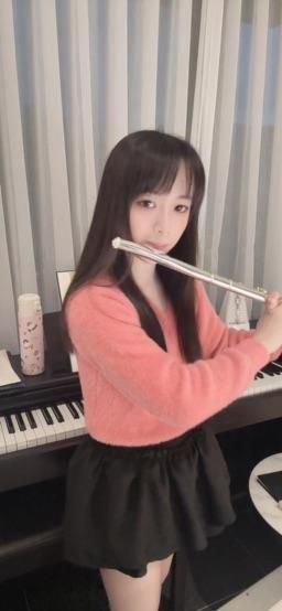 lolixninax : 小蘿莉妮娜吹長笛給哥哥聽💘