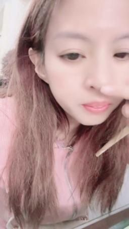 lovemeredith : 吃我好久沒吃的排骨飯，等了20分才吃到，你想跟我一起吃嗎？