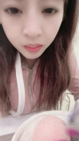 lovemeredith : 吃草莓+火龍果+黑芝麻冰淇淋，還滿好吃，下次找我約會吃飯ㄧ起去吃好不好