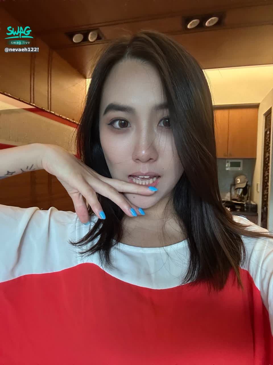 nevaeh1225 : 想喝酒了🤣有誰要一起拚酒哈哈~私訊我

#私訊 #sexy #性感 #生活 #日常 #露臉 #甜美