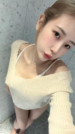 lovekikii : 要洗澡了 才想到拍一下調皮色色🥰
天氣越來越冷 就容易激凸 受不了🤦🏻♀️