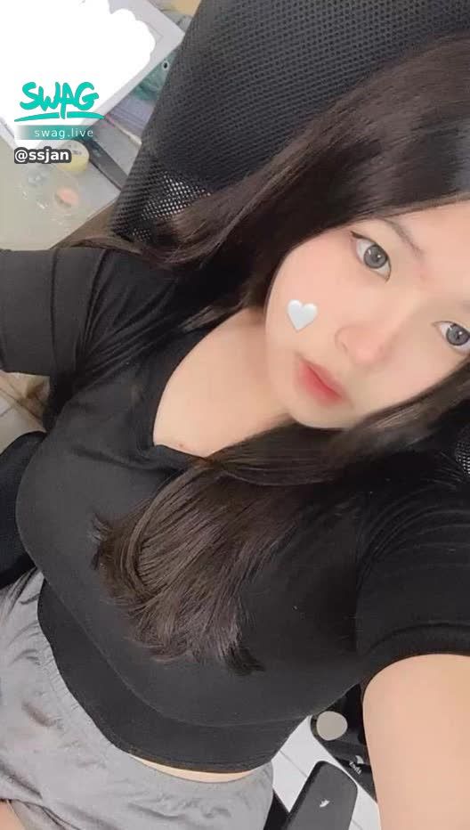 ssjan : 🎄✨ 12/1 - 12/31 限定活動開跑 ✨🎄
送糖果屋 🍬 🎁 即可獲得 🎫 抽獎券乙張!
🧧 集滿10張抽獎券
🉐 拍立得照片乙組(6張)
• 草莓乾 or 酸奶塊 😋2選1
⚠️ 限直播時送禮才算唷!
📅 1/1直播抽出幸運得主!
🏆 抽獎獎品總覽 🏆
🥇 第一名
🌟 台北一日純吃飯 🫶🏻
🥈 第二名
📷 拍立得照片乙組(六張)
💌 主Bo親手寫小卡
🎥 性感影片兩部
📸 性感照三張
🥉 第三名
📷 拍立得照片隨機三張
🎥 性感影片一部
📸 性感照三張
🏅 第四~六名
🎥 性感影片一部
📸 性感照三張
🎖 第七~十名
📸性感照三張
💋只要有參加,就有機會~
🩷 快來直播間陪我一起收集糖果屋 🍭