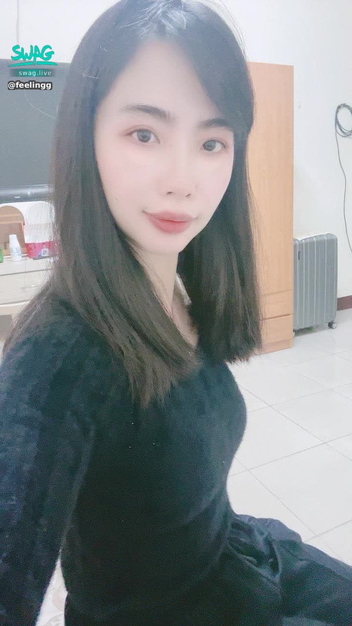 feelingg : 晚安哥哥在做什麼？
小美剛剛回到家