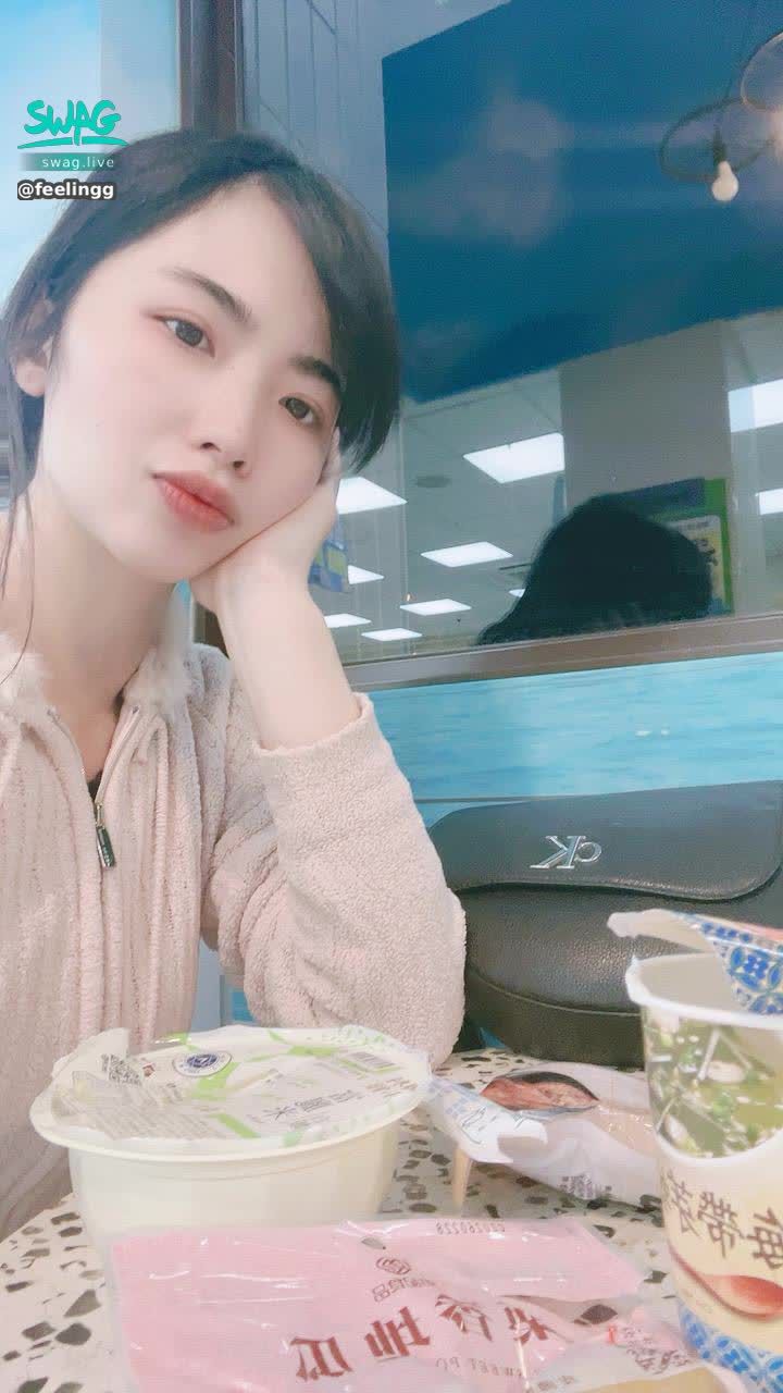 feelingg : 小美夜貓子🐱又餓了哥哥們
喜不喜歡吃宵夜？