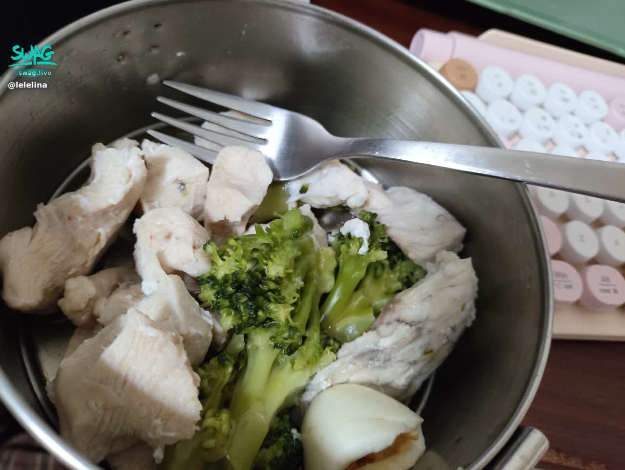 lelelina : 好啦不小心卡播了🤪🤪
樂樂的午餐
讓我的手機充電了唄
題外話可以嫁了嗎？
哈哈哈哈哈哈哈哈哈哈