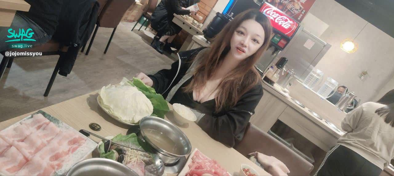 jojomissyou : 好冷喔,哥哥我來溫暖你