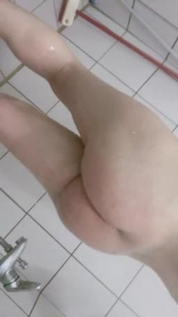 love.dodo_ : 有拍了⋯ 屁屁🍑腿跟腳底板🦶 轉過身還有陰毛 就是沒拍到奶🤣