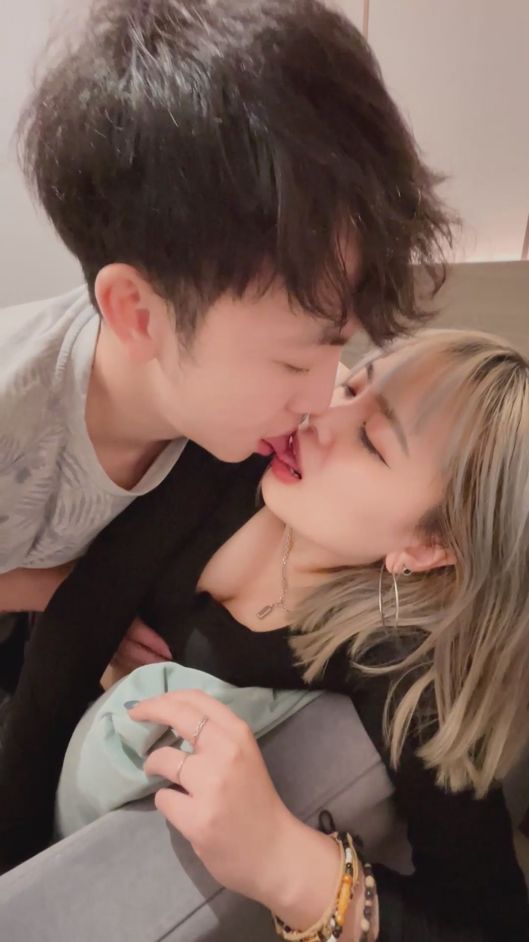 dennis0708 : 眼睜睜在我哥的後面跟我女朋友.........