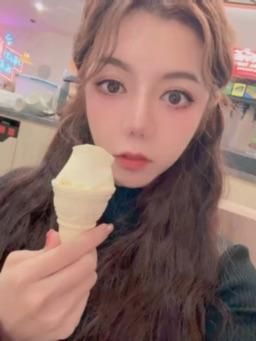 hannawuu : 這樣舔你大雞雞你會硬嗎？