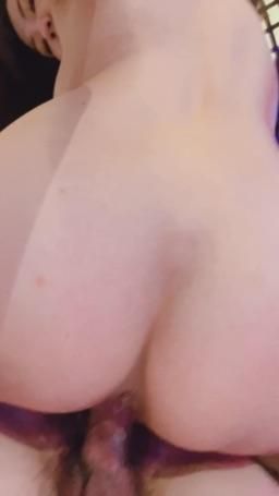 ladyyuan : 新片！偷情人夫無套做愛❤️‍🔥背後式女上看特寫抽插又轉回正面，人夫說我真的超淫蕩什麼姿勢都要拍下來，重點好激烈的實戰啊！


完整版請私訊❤️vip特價中
溫泉甜蜜純約會私訊👅