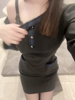 alsghvv : 穿著制服跟絲襪溜進會議室…
把自己放在桌上慢慢脫給你看😈💦