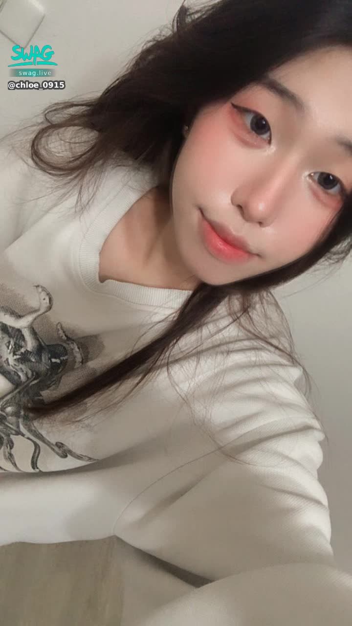 chloe_0915 : 肚子餓了~誰要餵食🤣
快私訊出門約會吃飯!吃飽再看要做點什麼😈
#約會 #日常 #生活 #甜美 #性感 #露臉